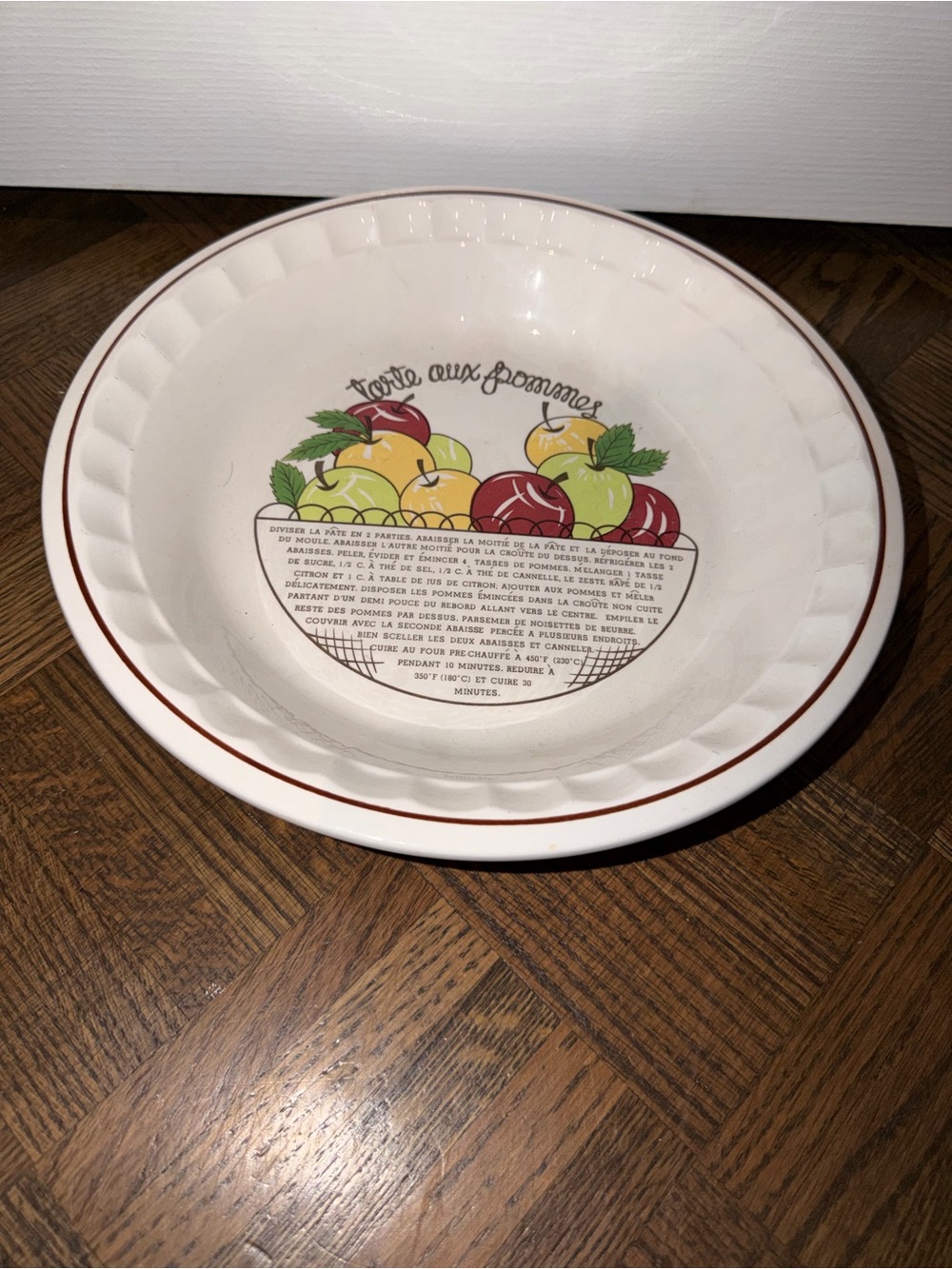 White Ceramic 'Tarte aux pommes' Fruit Bowl with Red Trim